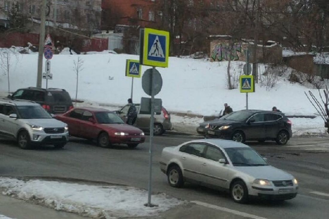 На перекрестке в центре Пензы легковушки угодили в аварию