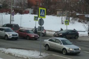На перекрестке в центре Пензы легковушки угодили в аварию