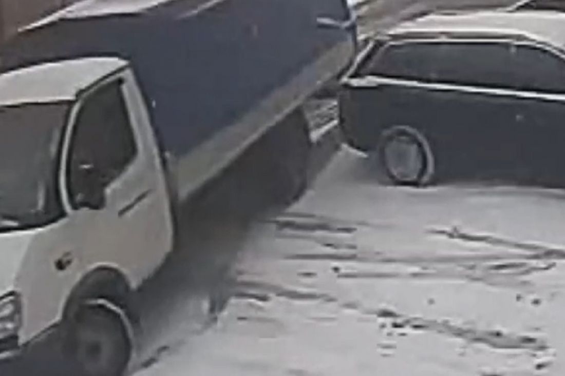В Пензе водитель «ГАЗели» не заметил, как исцарапал «Audi». Видео