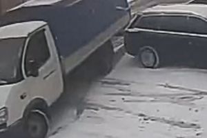 В Пензе водитель «ГАЗели» не заметил, как исцарапал «Audi». Видео