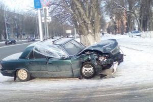 На ул. Коммунистической в Пензе до сих пор стоит искореженное авто
