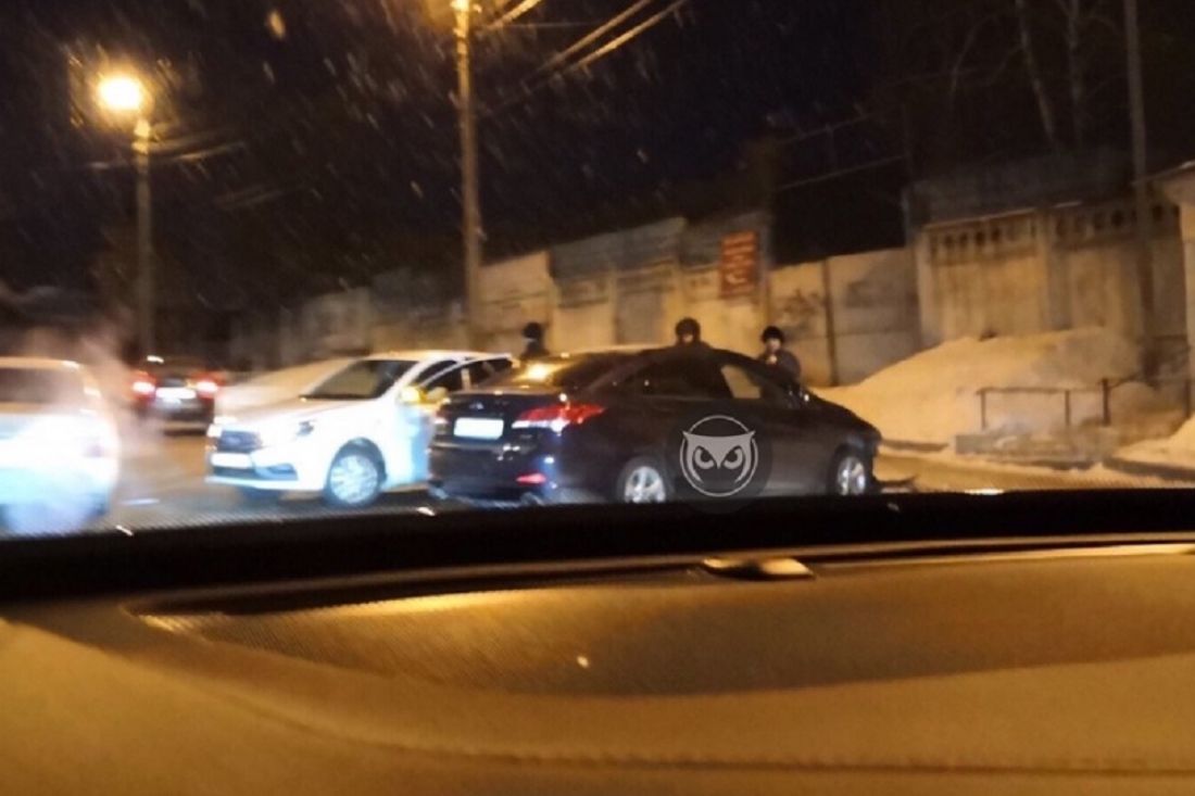 В центре Пензы в результате ДТП два авто развернуло поперек дороги