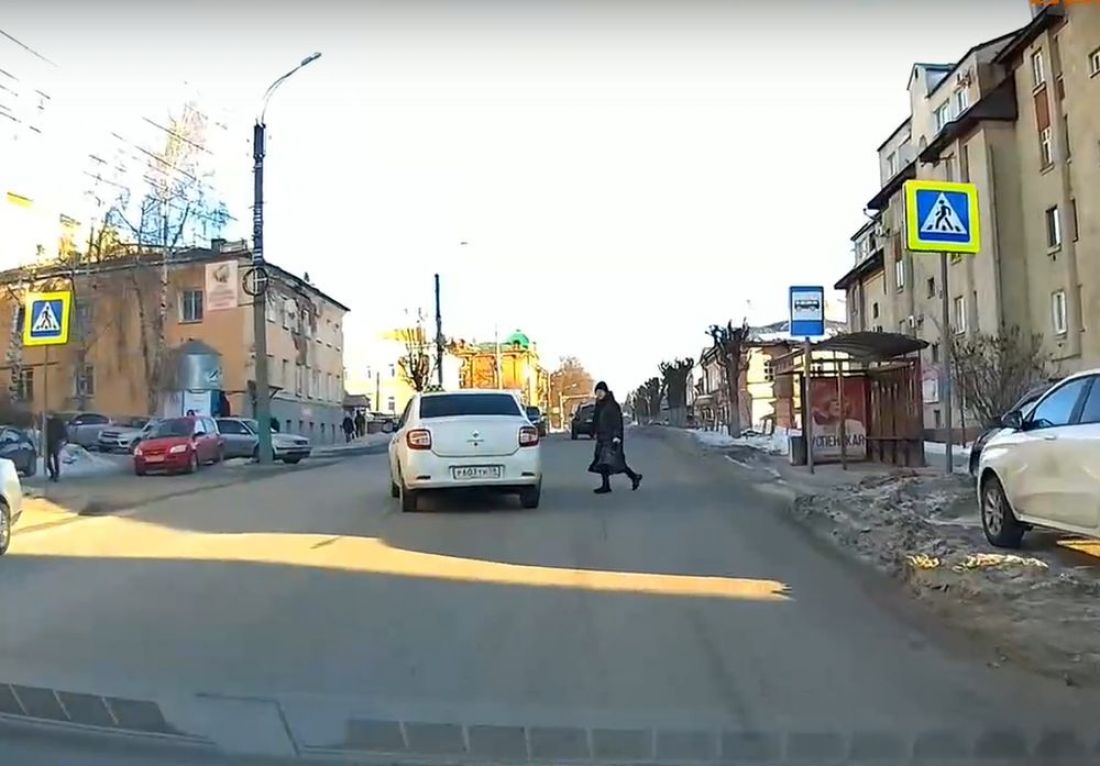 В Пензе такси объехало переходившего дорогу пешехода по «встречке»