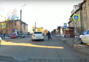 В Пензе такси объехало переходившего дорогу пешехода по «встречке»