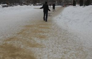 «Пожилые падают, дети». В Кузнецке жалуются на опасность в центре города