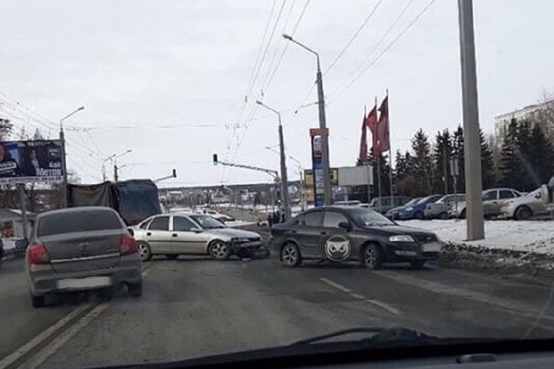 Иномарки, угодившие в ДТП в Пензе, перегородили дорогу