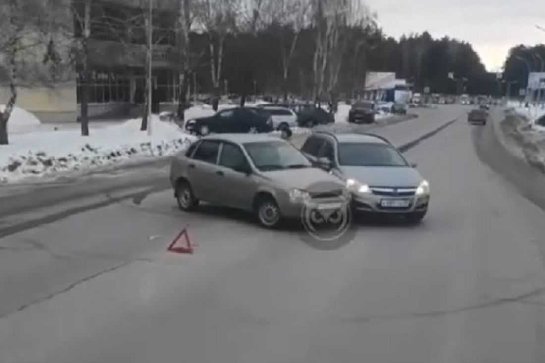 На видео попали последствия аварии с двумя машинами в Заречном