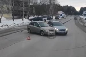 На видео попали последствия аварии с двумя машинами в Заречном