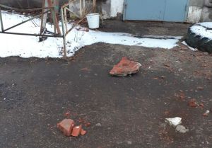 В центре Пензы кирпичи падают на головы людям. Фото