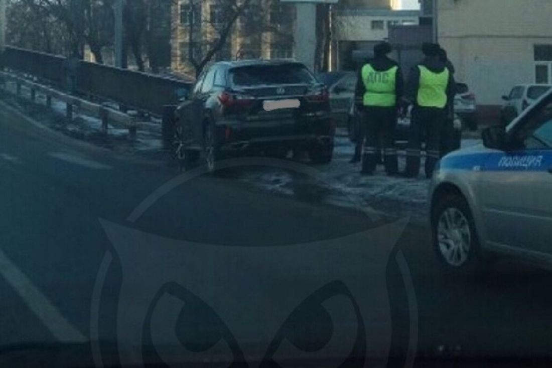 Возле «Суворовского» в Пензе «Lexus» врезался в опору моста