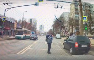 В Пензе мечущегося на переходе школьника едва не сбила машина. Видео