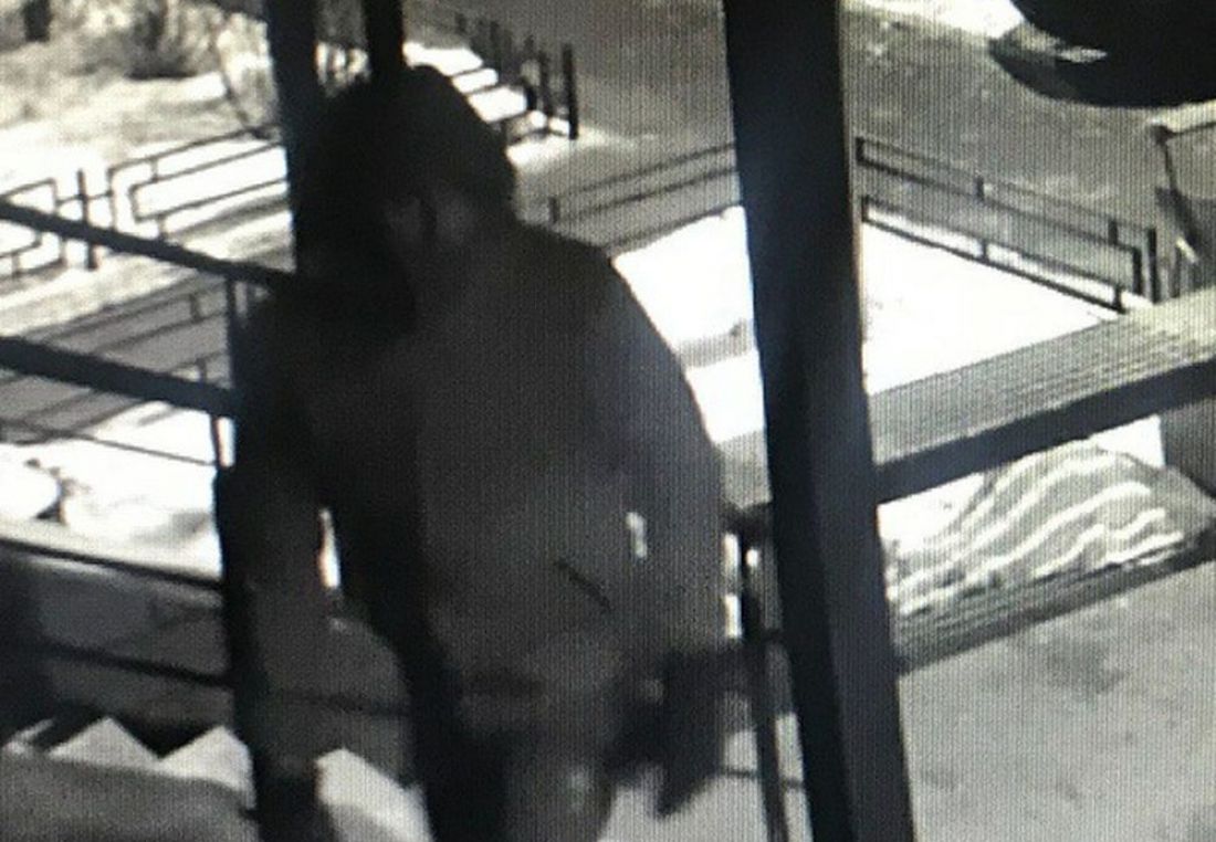 В Пензе на видео попал мужчина, протыкающий колеса автомобиля