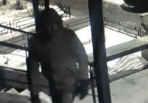 В Пензе на видео попал мужчина, протыкающий колеса автомобиля