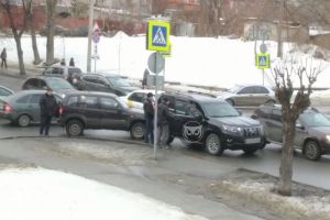 На перекрестке в центре Пензы два внедорожника угодили в ДТП