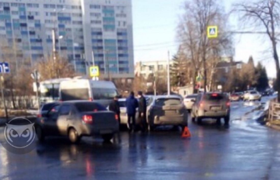 В Пензе две легковушки устроили ДТП на перекрестке