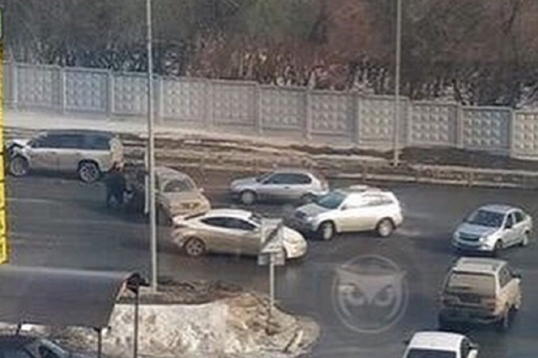 В Пензе в результате ДТП иномарке раскурочило кузов