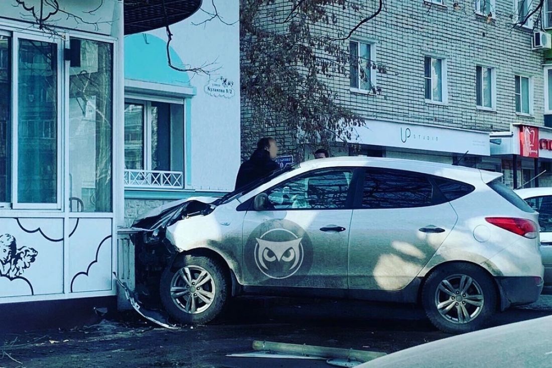 В центре Пензы иномарка врезалась в здание