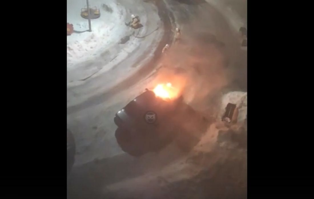 У жителя Заречного в праздничный день загорелась машина. Видео