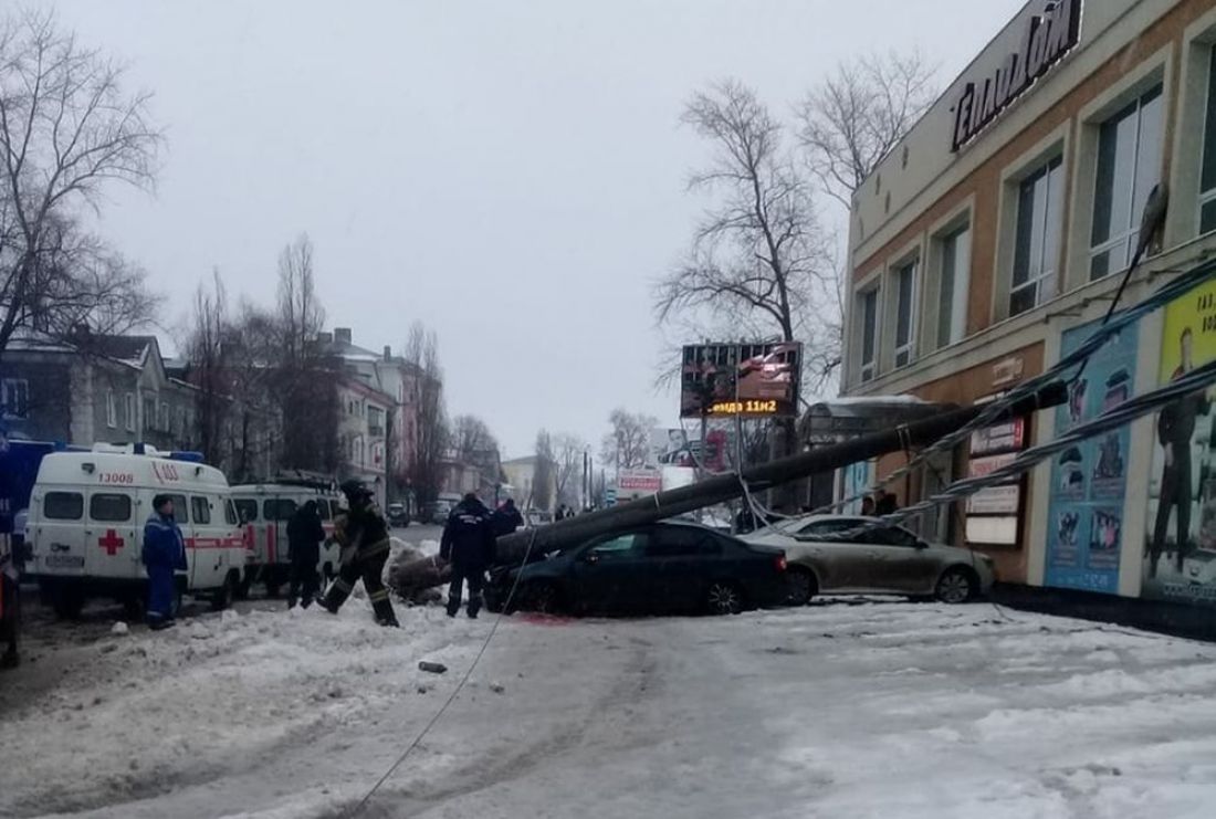 Жители Кузнецка рассказали о водителе, сыгравшем в «боулинг» со столбами