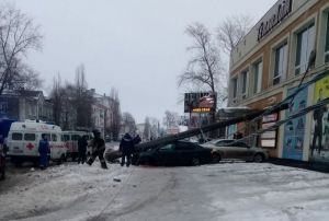 Жители Кузнецка рассказали о водителе, сыгравшем в «боулинг» со столбами