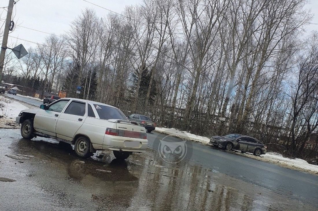 На Севере в Пензе у легковушки оторвало крыло