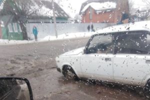 В Кузнецке около детсада машины застревают в большой яме на дороге