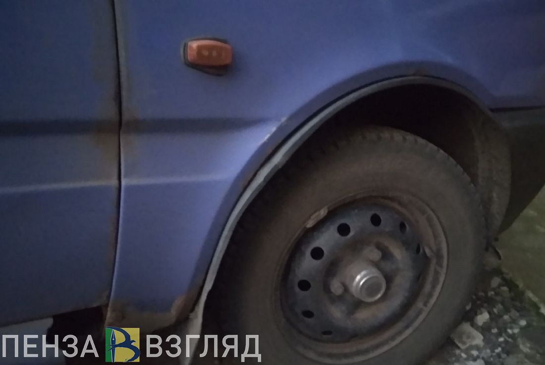 В яме на проспекте Строителей в Пензе автомобилист пробил колесо