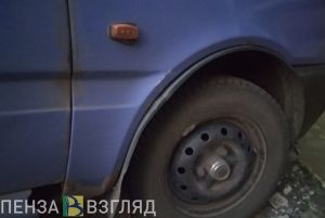 В яме на проспекте Строителей в Пензе автомобилист пробил колесо
