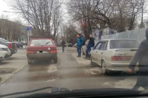 На ул. Коммунистической в Пензе машины не пускают на стоянку