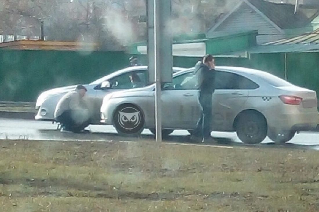 В центре Пензы машина такси попала в аварию