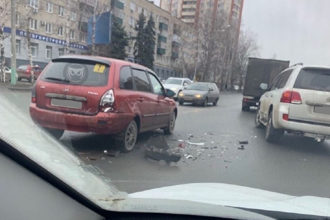 В Пензе машина попала в ДТП, лишившись элементов кузова