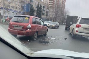 В Пензе машина попала в ДТП, лишившись элементов кузова