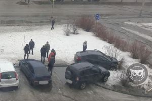 В Пензе иномарка с разбитым кузовом вылетела на газон