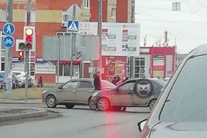 Утром на перекрестке в Терновке в ДТП угодили две легковушки