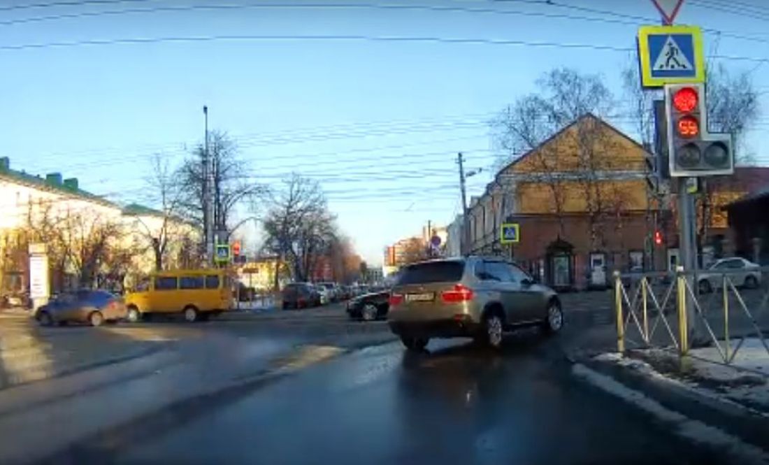 В центре Пензе «автохам» проехал перекресток «без тормозов». Видео