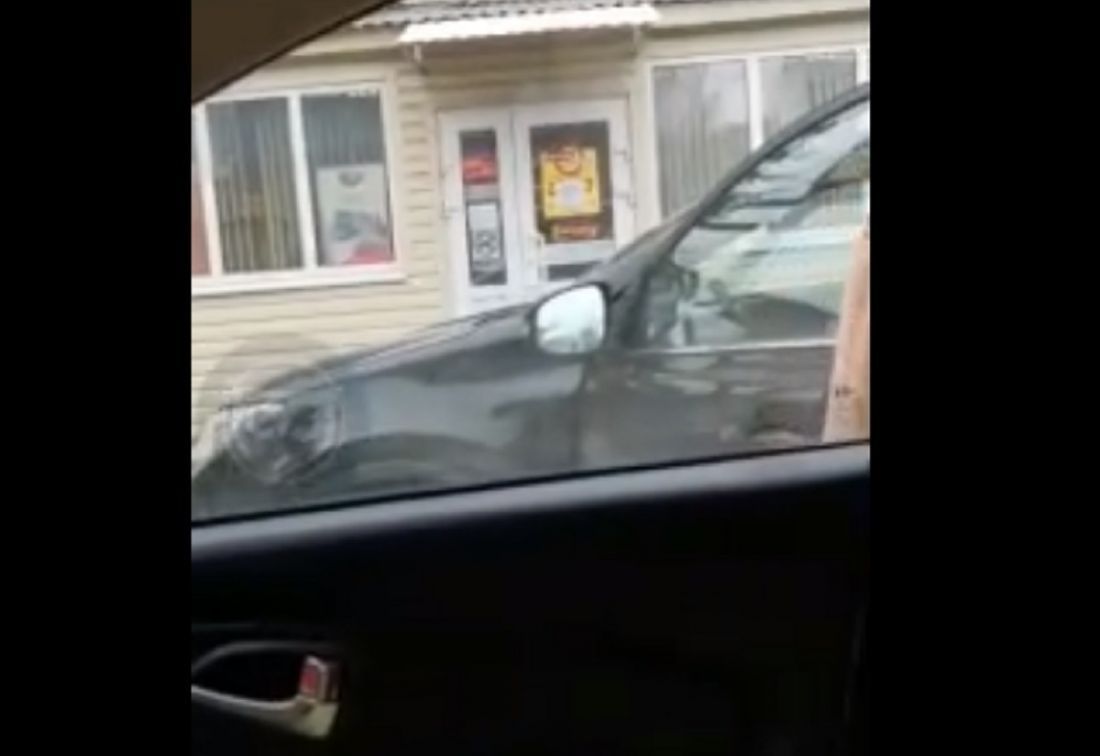 Скандал из-за парковки, смертельный пожар и ДТП со «скорой»: новости за 7 марта