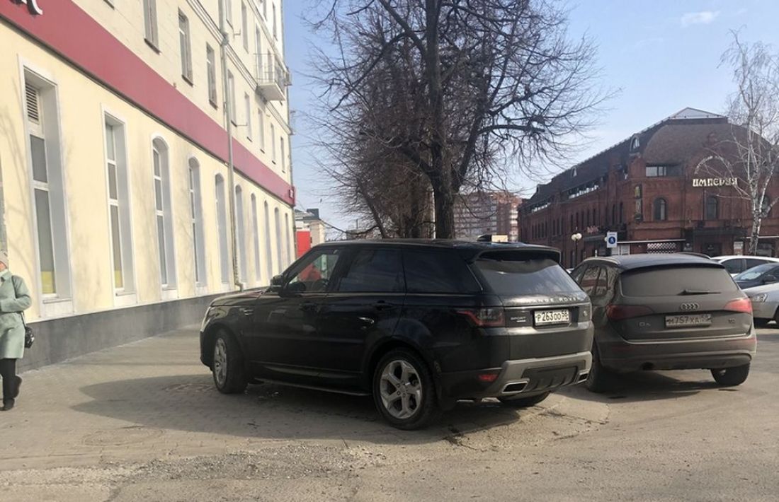 В Пензе владелец дорогой иномарки «заполз» на тротуар