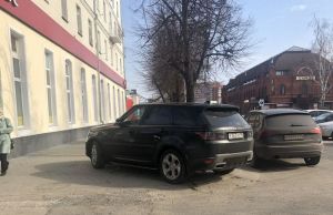 В Пензе владелец дорогой иномарки «заполз» на тротуар