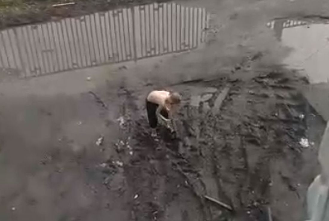 В Пензенской области сняли полуголого мальчика, мажущегося на улице грязью