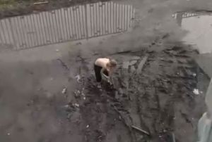 В Пензенской области сняли полуголого мальчика, мажущегося на улице грязью