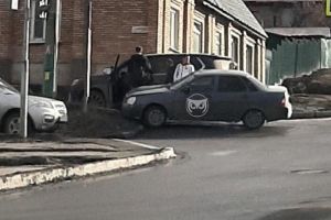 В центре Пензы машины, попавшие в ДТП, перегородили дорогу