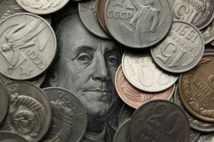 Аналитики считают вероятным дальнейшее падение курса рубля