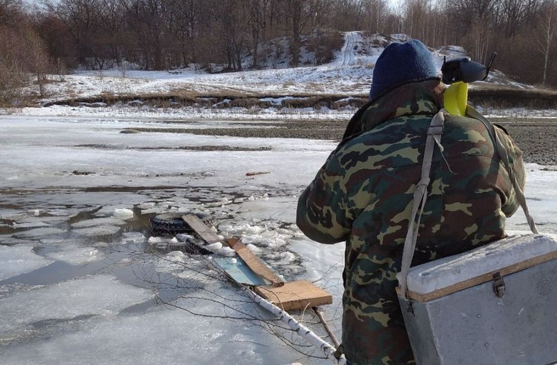 Пензенский рыбак провалился на Суре под тающий лед. Фото