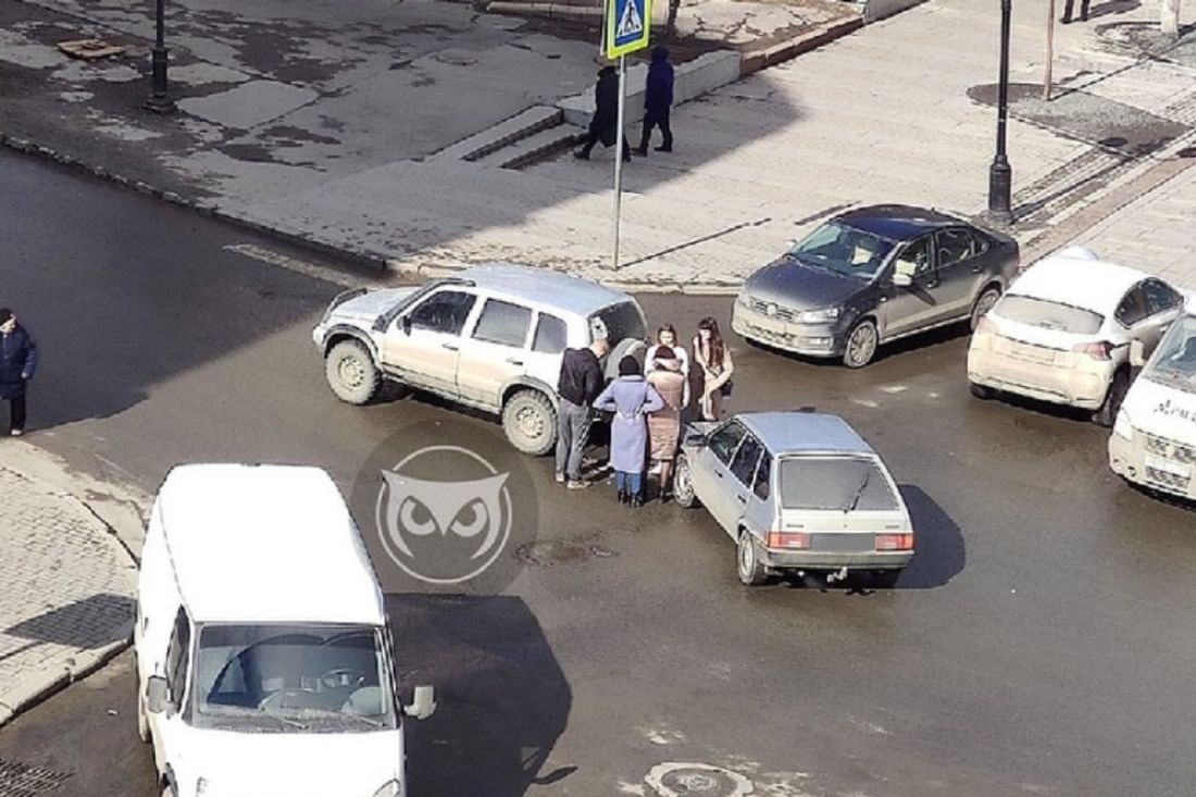 В центре Пензы «девятка» врезалась во внедорожник