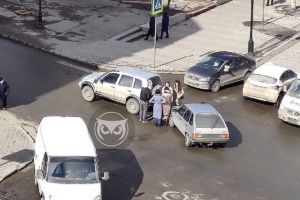 В центре Пензы «девятка» врезалась во внедорожник