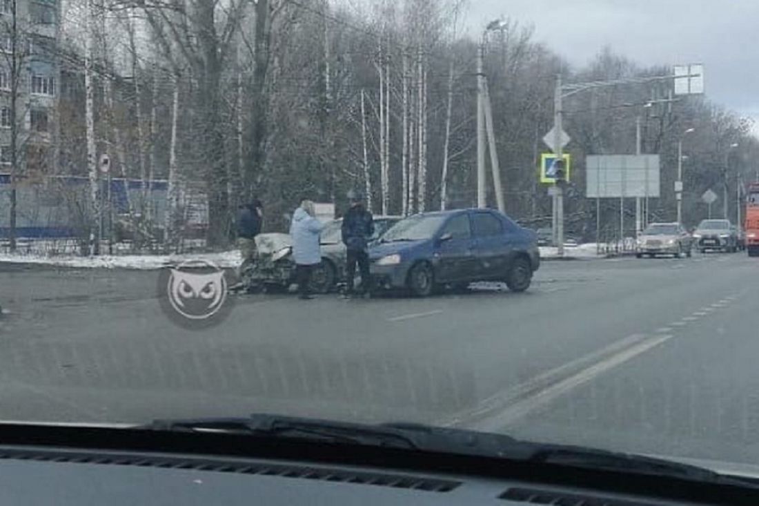 На выезде из Пензы легковой машине в ДТП разворотило кузов