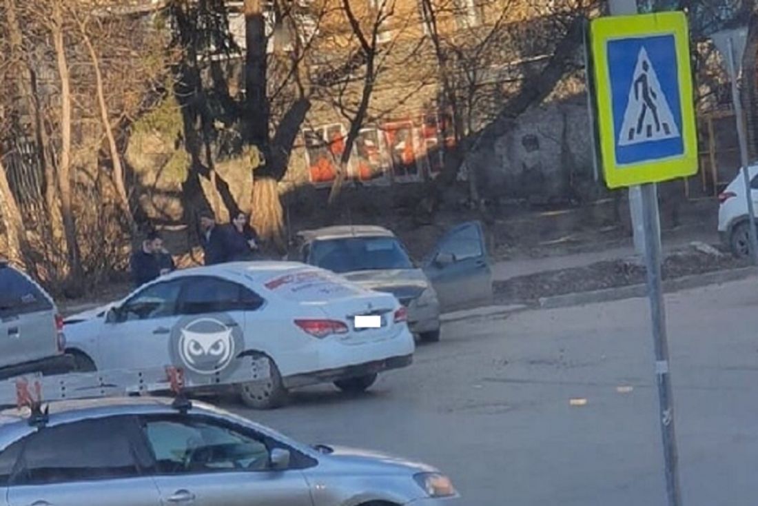 На Южной поляне в Пензе два автомобиля устроили дорожный коллапс