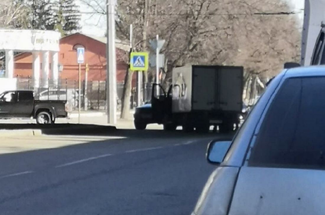 В Пензе столкнулись фургон и легковушка