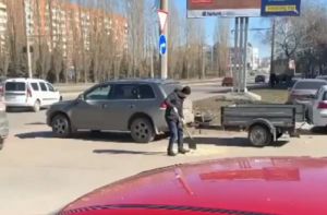В Пензе мужчина за свой счет заделывает ямы на дороге. Видео