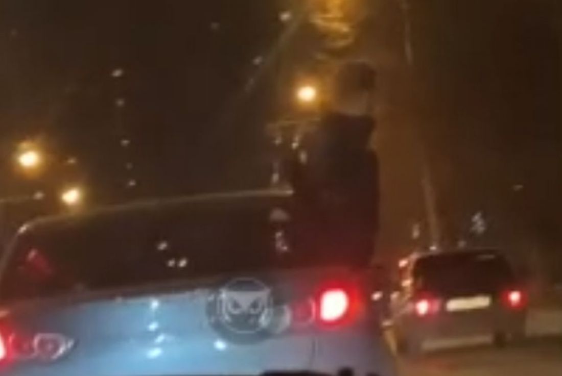 В Пензе мужчина справил малую нужду из окна едущего автомобиля